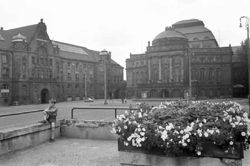 Blick auf das Opernhaus und das König-Albert-Museum am Theaterplatz in Karl-Marx-Stadt (heute Chemnitz).