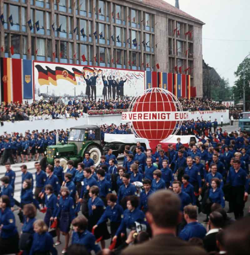 Eine Demonstration der FDJ marschiert während des FDJ-Pfingsttreffens in Karl-Marx-Stadt, heute Chemnitz, auf der Straße der Nationen. Bei den alle fünf Jahre stattfindenden Pfingsttreffen kamen Zehntausende delegierte Mitglieder der FDJ aus der ganzen DDR zusammen.
