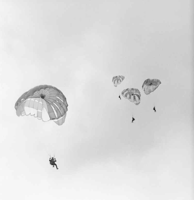 GDR Championships in parachuting in Karl-Marx-Stadt today Chemnitz in Saxony in the area of the former GDR, German Democratic Republic