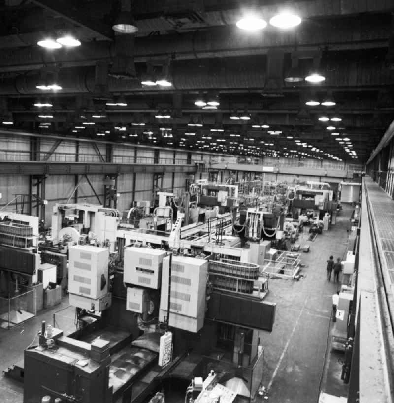 Production hall with CNC to steered machines in Fritz- Heckert-Kombinat in Karl Marx Stadt, today Chemnitz in the federal state Saxony in the area of the former GDR, German democratic republic