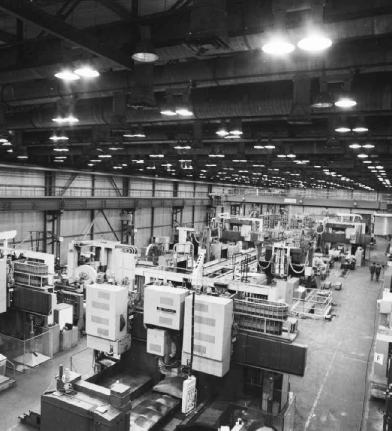 Production hall with CNC to steered machines in Fritz- Heckert-Kombinat in Karl Marx Stadt, today Chemnitz in the federal state Saxony in the area of the former GDR, German democratic republic