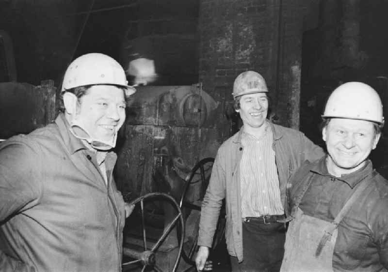 Workplace and factory equipment tapping and molding in the VEB foundry Rudolf Harlass as a division of the VEB Vereinigte Chemnitzer Giessereien in the district of Wittgensdorf in Chemnitz - Karl-Marx-Stadt, Saxony in the area of the former GDR, German Democratic Republic