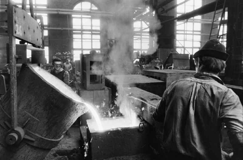 Workplace and factory equipment tapping and molding in the VEB foundry Rudolf Harlass as a division of the VEB Vereinigte Chemnitzer Giessereien in the district of Wittgensdorf in Chemnitz - Karl-Marx-Stadt, Saxony in the area of the former GDR, German Democratic Republic