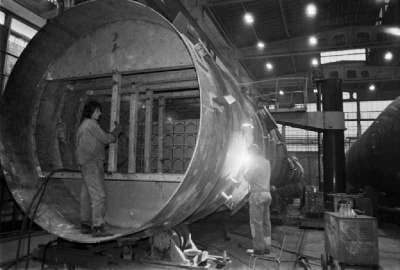 Workplace and factory equipment in the VEB machine tool combine 'Fritz Heckert', for the production of heat exchangers and large power plants in Chemnitz - Karl-Marx-Stadt, Saxony in the area of the former GDR, German Democratic Republic