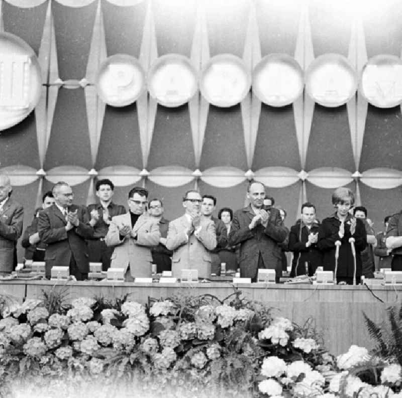 1967
VIII. Parlament der Freien Deutschen Jugend (FDJ) in Karl-Marx-Stadt, heute Chemnitz (Sachsen) Erich Honecker