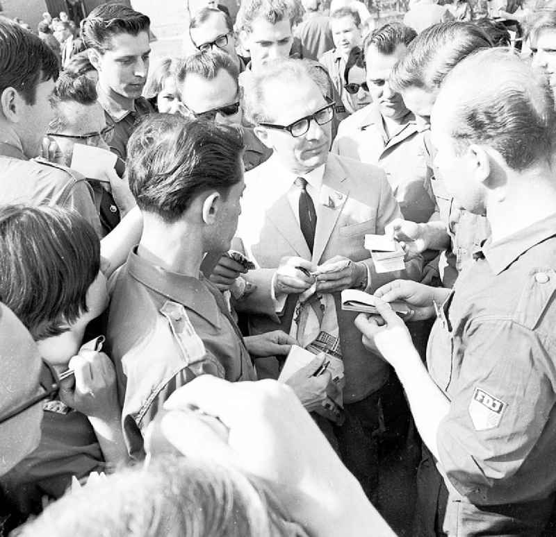1967
VIII. Parlament der Freien Deutschen Jugend (FDJ) in Karl-Marx-Stadt, heute Chemnitz (Sachsen), Erich Honecker gibt Autogramme