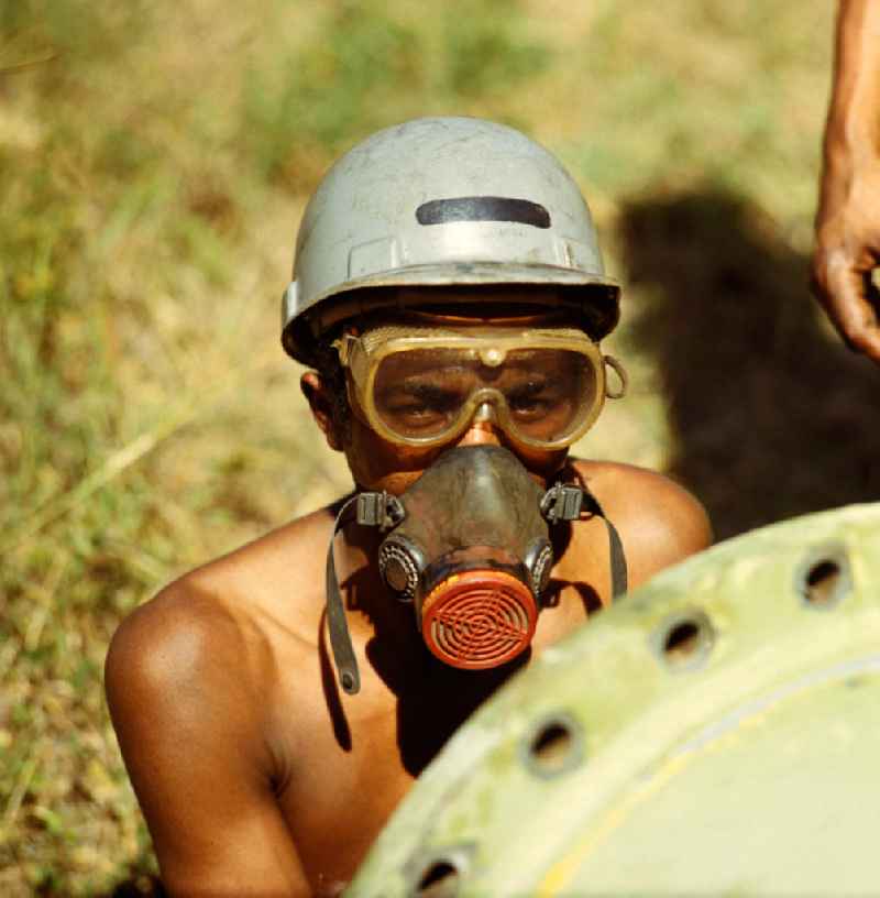 Ein Arbeiter mit Atemschutzmaske in einer Düngemittelfabrik in Cienfuegos. In den 60er und 7