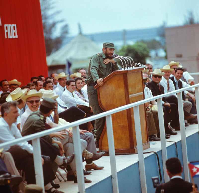 Der Staats- und Parteivorsitzende der DDR, Erich Honecker, wird auf dem Flughafen Santiago de Cuba von dem kubanischen Regierungschef Fidel Castro und weiteren Regierungsvertretern sowie der Presse in Empfang genommen. Honecker stattete vom 2