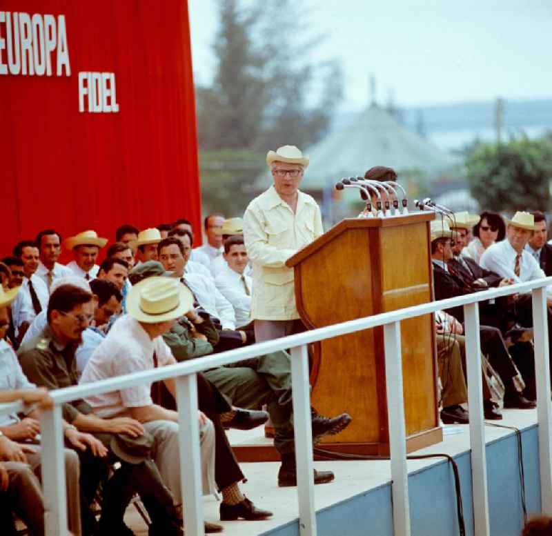 Der Staats- und Parteivorsitzende der DDR, Erich Honecker, hält bei einer Großkundgebung im kubanischen Cienfuegos vor dem kubanischen Regierungschef Fidel Castro und weiteren Regierungs- und Parteifunktionären eine Rede. Honecker stattete vom 2