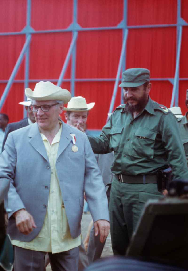 Der Staats- und Parteivorsitzende der DDR, Erich Honecker, nach der Großkundgebung im kubanischen Cienfuegos mit dem kubanischen Regierungschef Fidel Castro. Honecker stattete vom 2