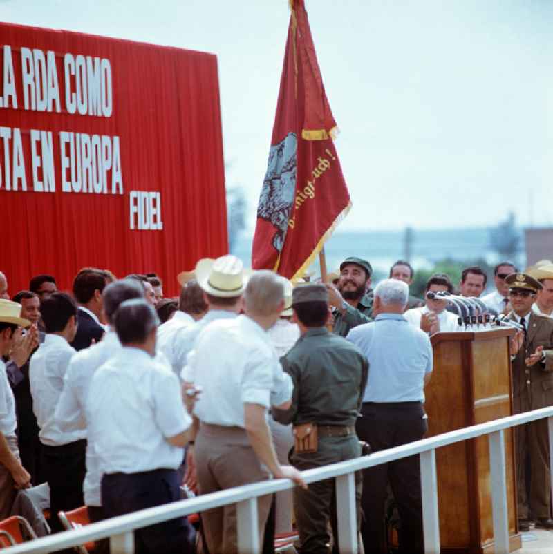 Bei einer Großkundgebung im kubanischen Cienfuegos anläßlich des Besuches des Staats- und Parteivorsitzenden der DDR, Erich Honecker, hält der kubanische Regierungschef, Fidel Castro, eine Rote Fahne mit Abbildern von Marx, Engels und Lenin sowie der Aufschrift 'Proletarier aller Länder vereinigt Euch!' in die Höhe. Honecker stattete vom 2