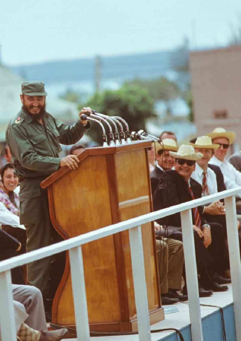 Der kubanische Regierungschef Fidel Castro hält bei einer Großkundgebung im kubanischen Cienfuegos vor dem Staats- und Parteivorsitzenden der DDR, Erich Honecker, und weiteren Regierungs- und Parteifunktionären eine Rede. Honecker stattete vom 2