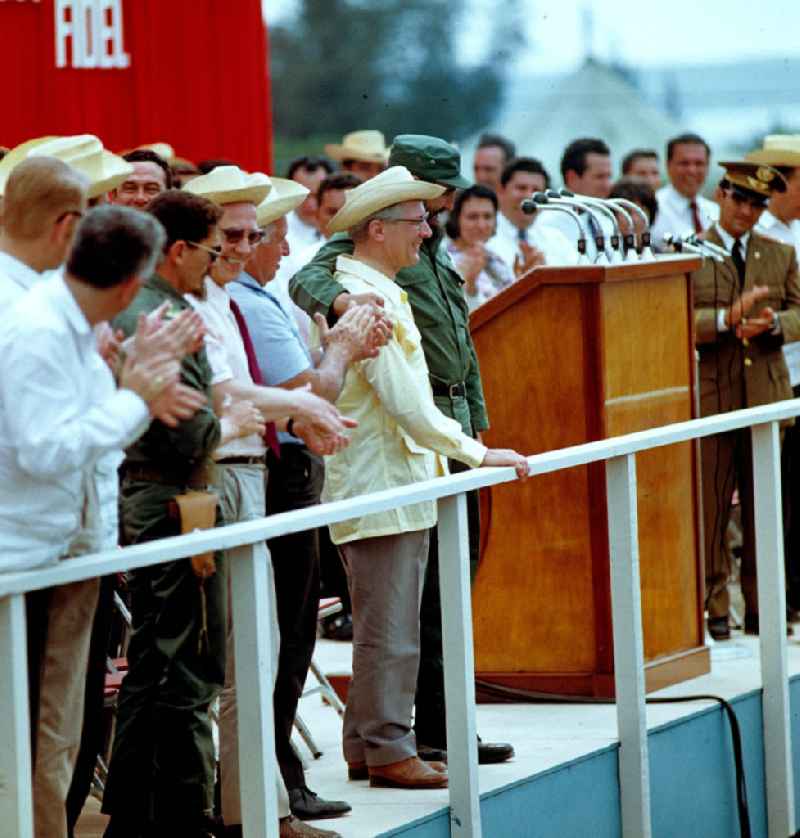 Arm in Arm lassen sich der Staats- und Parteivorsitzende der DDR, Erich Honecker, und der kubanische Regierungschef, Fidel Castro, bei einer Großkundgebung im kubanischen Cienfuegos feiern. Honecker stattete vom 2