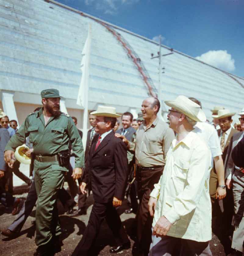 Der Staats- und Parteivorsitzende der DDR, Erich Honecker, besichtigt mit dem kubanischen Regierungschef Fidel Castro und weiteren Regierungs- und Parteifunktionären eine Düngemittelfabrik im kubanischen Cienfuegos. Honecker stattete vom 2