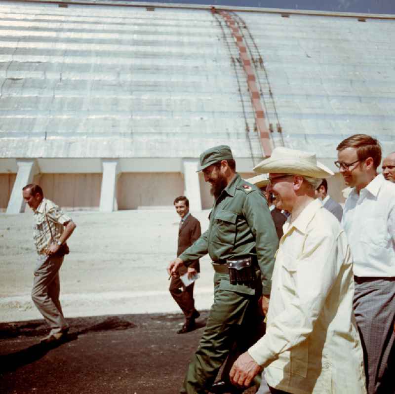 Der Staats- und Parteivorsitzende der DDR, Erich Honecker, besichtigt mit dem kubanischen Regierungschef Fidel Castro und weiteren Regierungs- und Parteifunktionären eine Düngemittelfabrik im kubanischen Cienfuegos. Honecker stattete vom 2