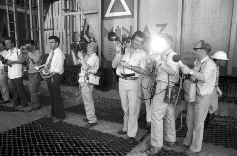Vertreter der Presse halten den Besuch des Staats- und Parteivorsitzenden der DDR, Erich Honecker, einer Düngemittelfabrik im kubanischen Cienfuegos in Ton und Bild fest. Honecker stattete vom 2
