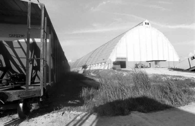 Blick auf eine Zuckerlagerhalle in Cienfuegos. In den 60er und 7