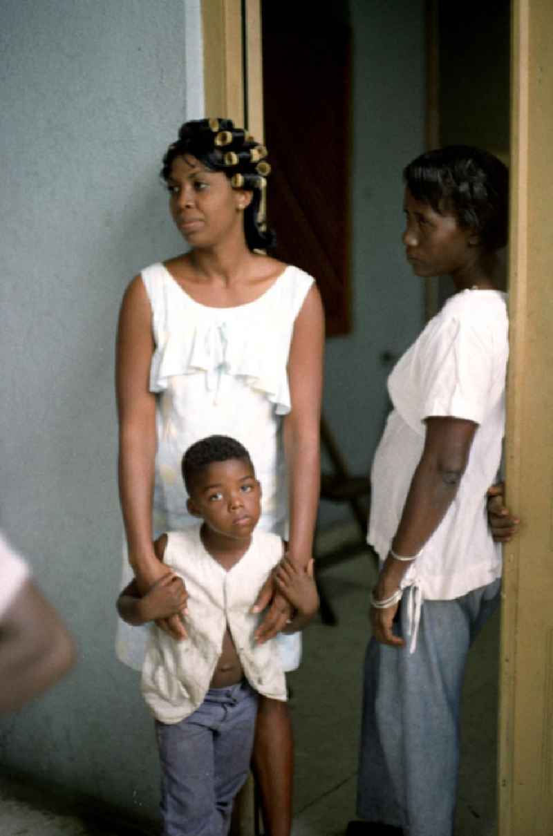 Frauen mit Kind in einer Gesprächsrunde im Flur in Cienfuegos.