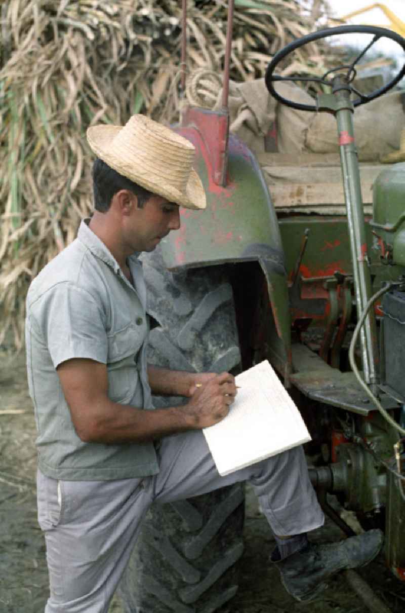 Kontrolle des Ernteertrages bei der Zuckerrohrernte - die sogenannte Zafra - in Kuba. In den 60er und 7