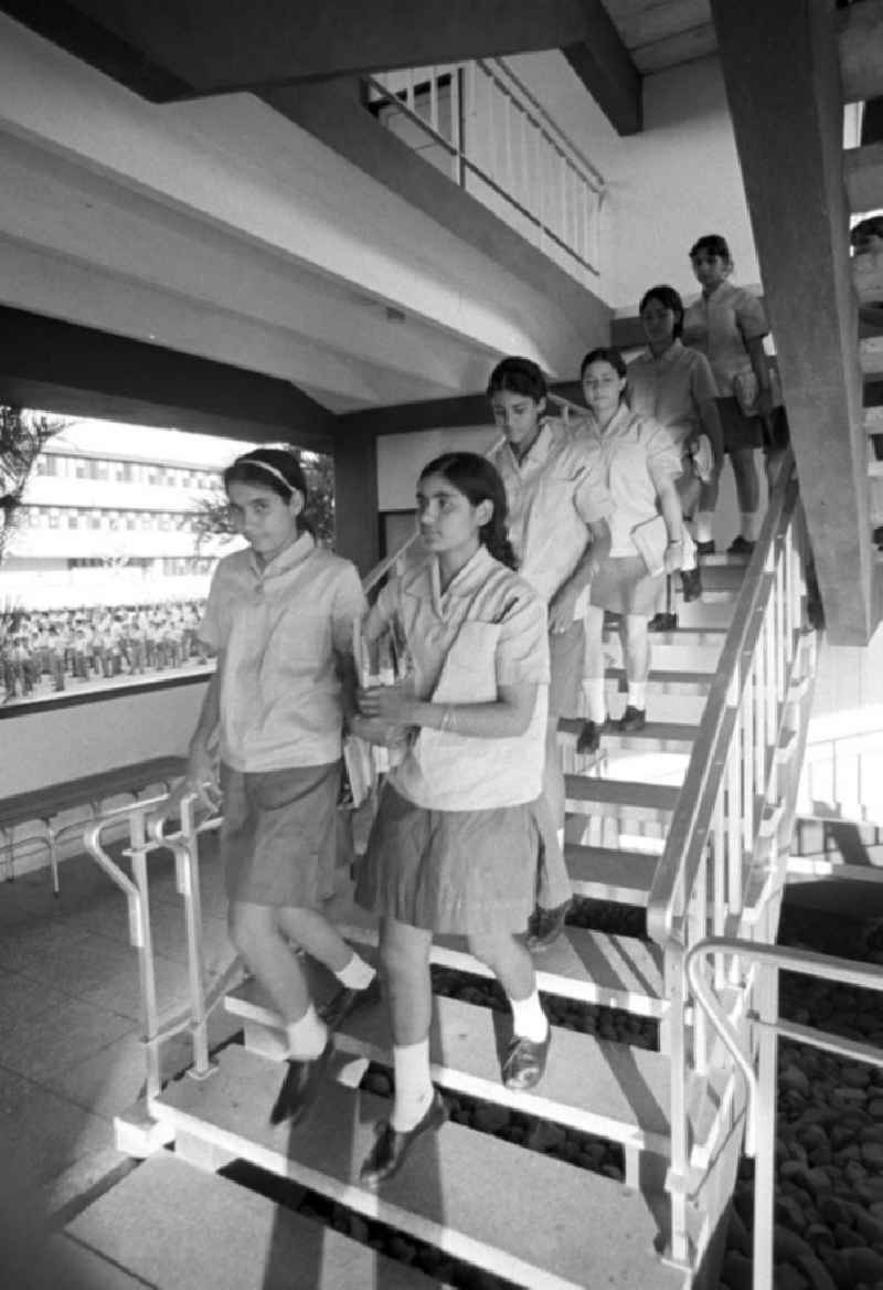 Schülerinnen der Mittelschule 'Camilo' in Cienfuegos auf dem Weg zum auf dem Schulhof stattfindenden Appell (Hintergrund).