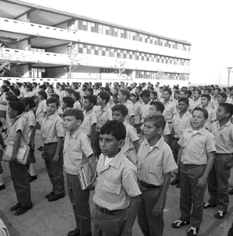 Die Schüler der Mittelschule 'Camilo' in Cienfuegos stehen auf dem Schulhof zum Appell bereit.