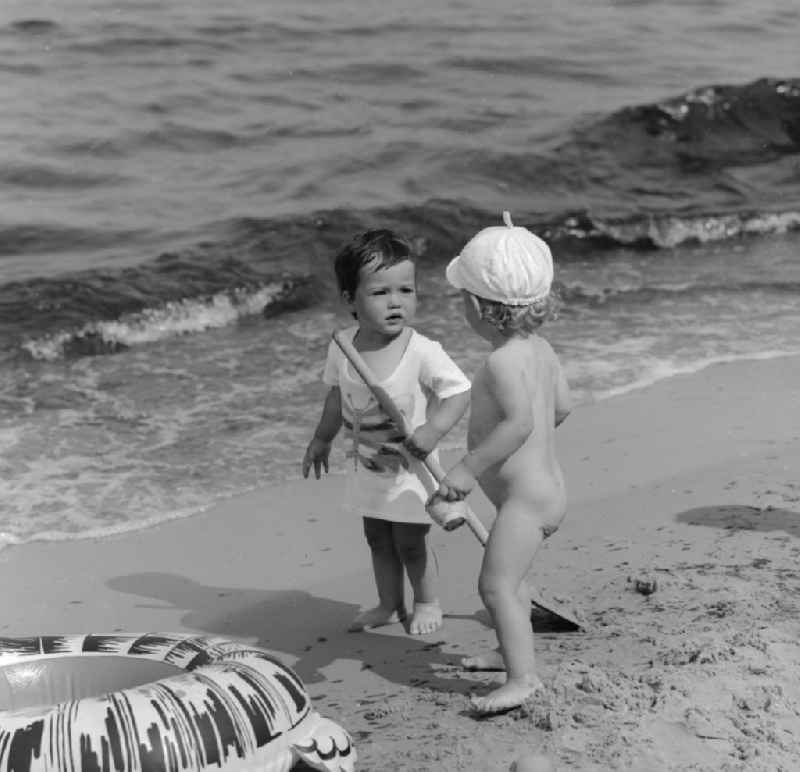 Two small children on the beach in Ueckeritz in Mecklenburg-Western Pomerania in the field of the former GDR, German Democratic Republic