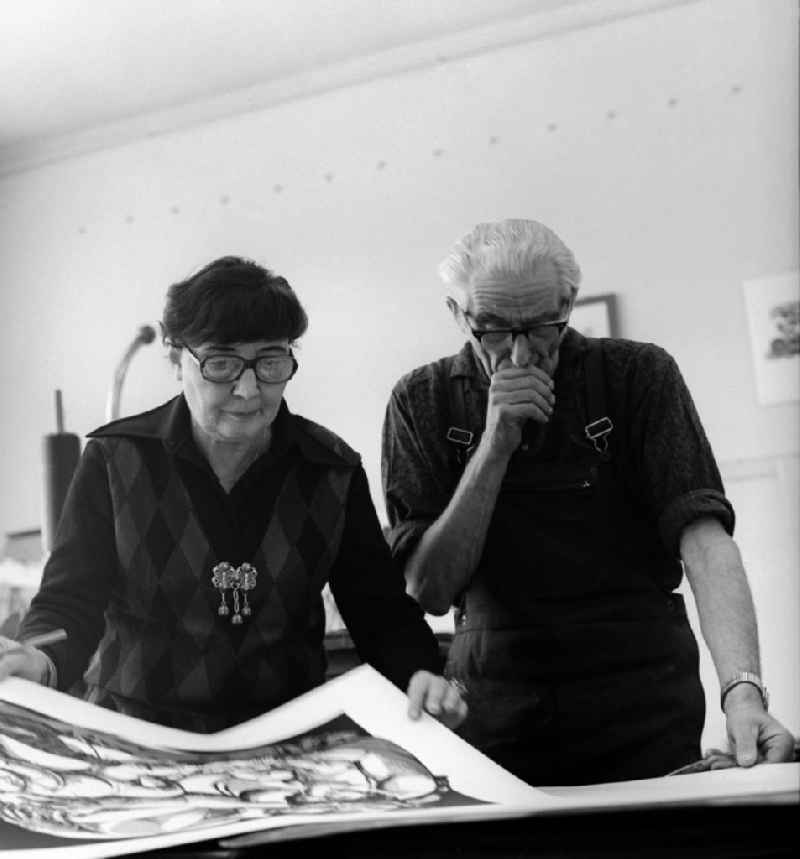The painter and graphic artist Susanne Kandt-Horn (1914 - 1996) in Ueckeritz in Mecklenburg-Western Pomerania in the field of the former GDR, German Democratic Republic. Here the painter and graphic artist Arno Mohr (1910 - 20