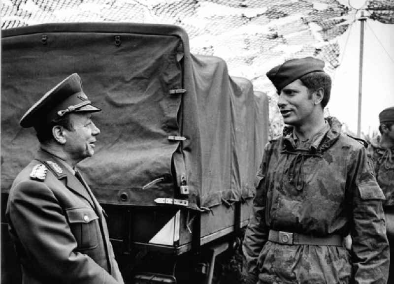Generalleutnant Herbert Scheibe meeting soldiers in Cottbus in the state Brandenburg on the territory of the former GDR, German Democratic Republic