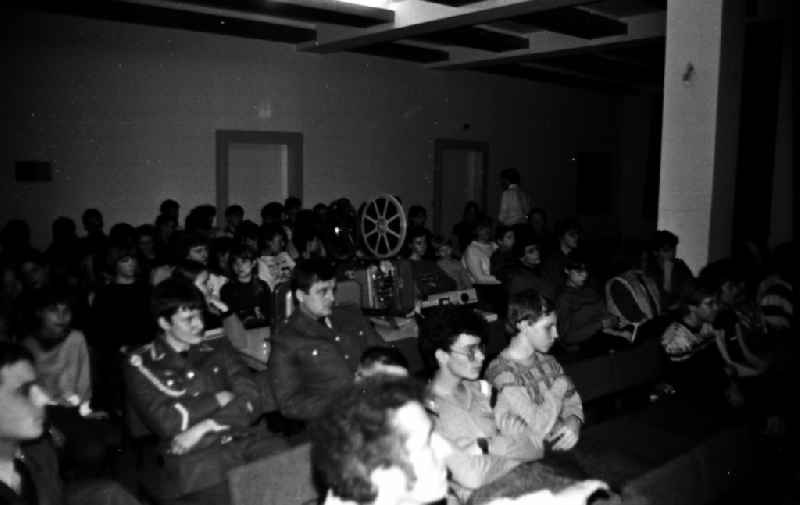 Soldiers of the fighter pilot squadron 'Heinrich Rau' of the LSK/LV air force - air defense of the NVA as part of a sponsored visit to children and young people in the boarding school of the same name of the Ministry for Foreign Trade in the exchange of ideas and opinions in Coethen in the federal state of Brandenburg on the territory of the former GDR, German Democratic Republic. It was common practice in the GDR to leave children of parents working in capitalist countries outside a certain age in educational institutions in the socialist homeland