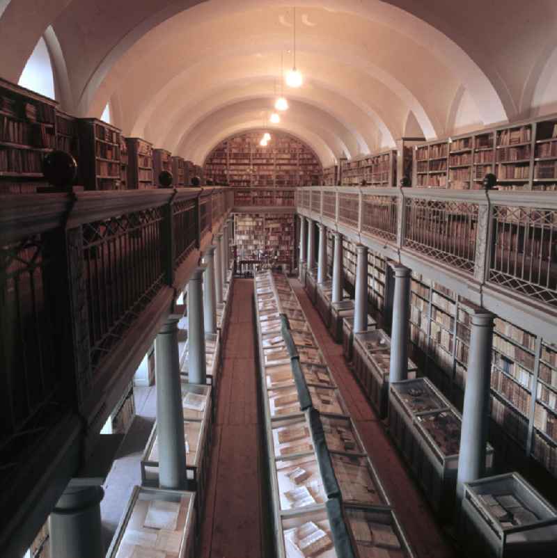 Blick in die historische Bibliothek des Reformierten Kollegiums in Debrecen. Die Große Bibliothek des Kollegiums ist die größte derartige Sammlung der ungarischen reformierten Kirche. Buchraritäten Europas und der ganzen Welt sind hier zu finden, deren Herkunft bis auf das 13. Jahrhundert zurückreichen.