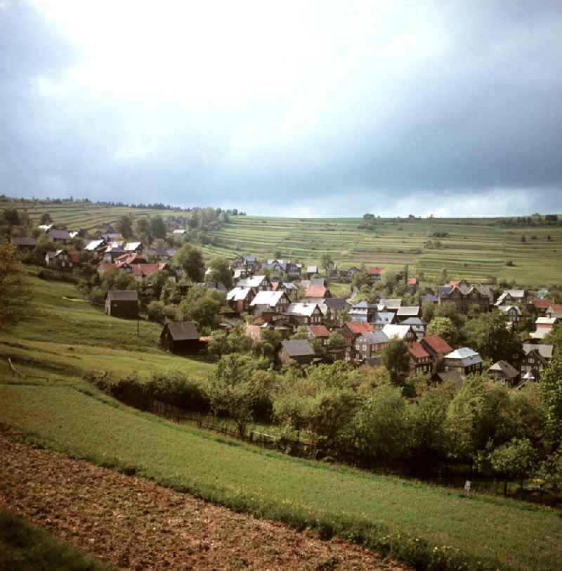 Blick auf Deesbach im Thüringer Wald. Der Thüringer Wald mit seinen Wander- und Erholungsmöglichkeiten war ein beliebtes Urlaubsziel in der DDR.