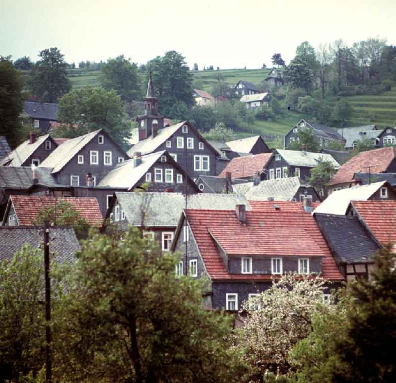 Mit Schiefer bedeckt sind die Fassaden und Dächer in Deesbach im Thüringer Wald. Der Thüringer Wald mit seinen Wander- und Erholungsmöglichkeiten war ein beliebtes Urlaubsziel in der DDR.