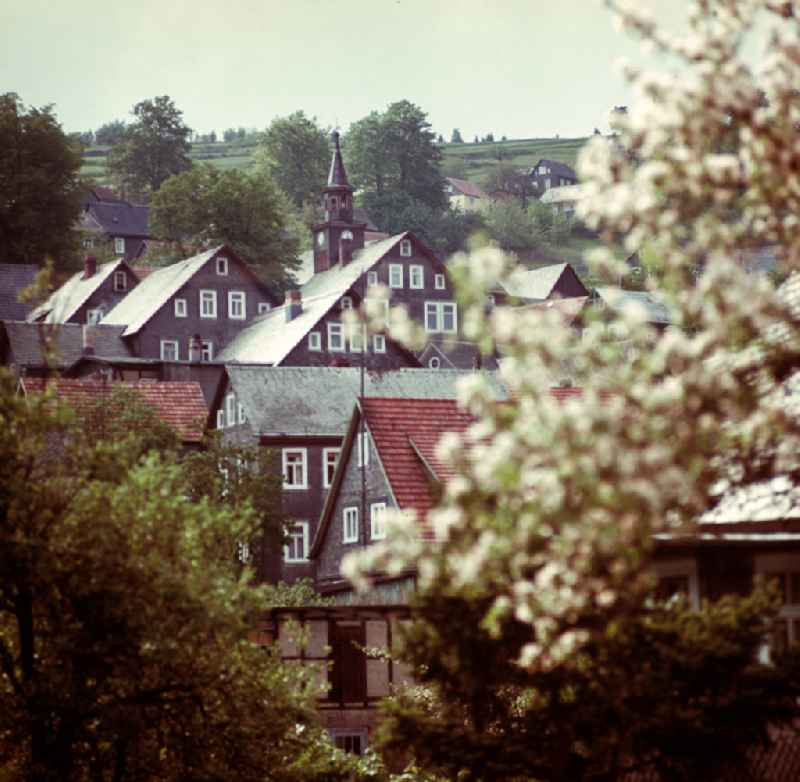 Mit Schiefer bedeckt sind die Fassaden und Dächer in Deesbach im Thüringer Wald. Der Thüringer Wald mit seinen Wander- und Erholungsmöglichkeiten war ein beliebtes Urlaubsziel in der DDR.
