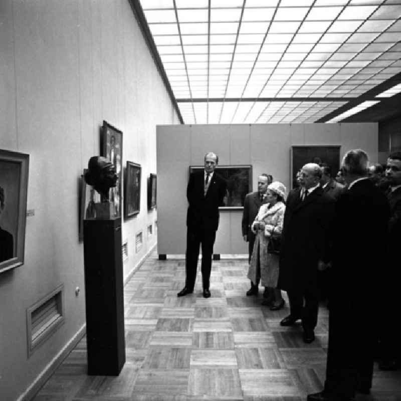 15.11.1965
Walter Ulbricht besucht die neu eröffnete Gemäldegalerie - Neue Meister im Dresdner Albertinum. Nachdem die Dresdner Kunstschätze wieder aus der Sowjetunion zurückgekehrt waren, zogen im Jahr 1965 die Galerie Neue Meister in das Obergeschoss und im Jahr 1969 die Antikenabteilung der Skulpturensammlung in das Erdgeschoss ein.