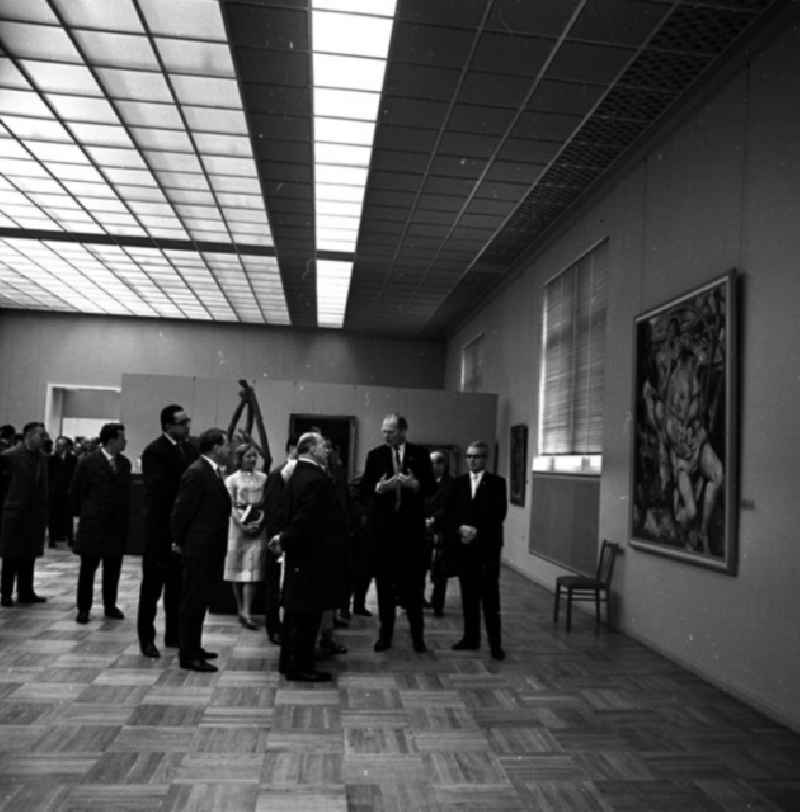 15.11.1965
Walter Ulbricht besucht die neu eröffnete Gemäldegalerie - Neue Meister im Dresdner Albertinum. Nachdem die Dresdner Kunstschätze wieder aus der Sowjetunion zurückgekehrt waren, zogen im Jahr 1965 die Galerie Neue Meister in das Obergeschoss und im Jahr 1969 die Antikenabteilung der Skulpturensammlung in das Erdgeschoss ein.
