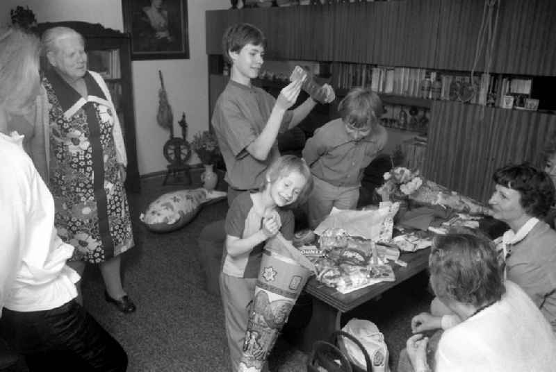 Children on the occasion of the start of school when unpacking the school cones and gifts with family and relatives in the district Strehlen in Dresden in the state Saxony on the territory of the former GDR, German Democratic Republic