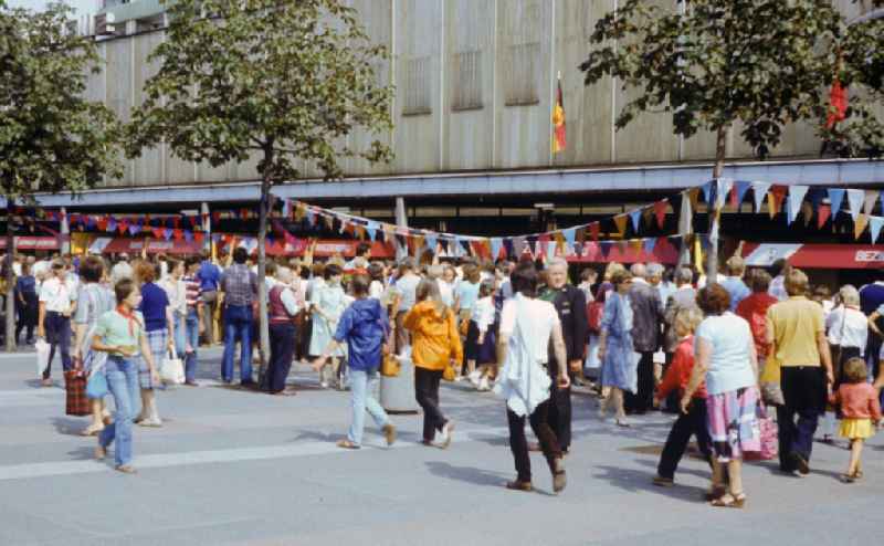 Teilnehmer / Passanten stehen vor Buden an einer Kaufhalle in der Inneren Altstadt anlässlich des VII. Pioniertreffen vom 15. August bis 22. August.