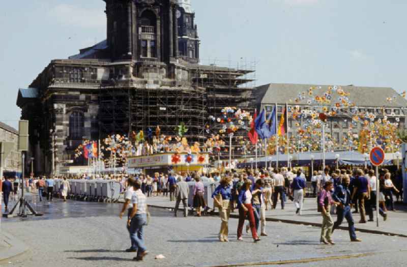 Blick vom Altmarkt auf Stände / Buden vor der Kreuzkirche im Stadtteil Innere Altstadt anlässlich des VII. Pioniertreffen vom 15. August bis 22.