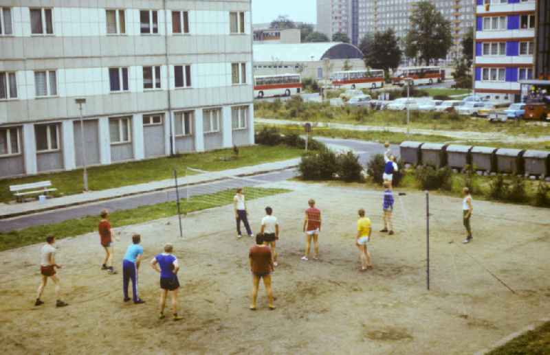 Gruppe von Jugendlichen spielt Volleyball vor einer Jugendherberge in der Maternistraße im Stadtteil Wilsdruffer Vorstadt / Seevorstadt West. Der Besuch durch die jungen Leute erfolgt anlässlich des VII. Pioniertreffen vom 15. August bis 22. August.