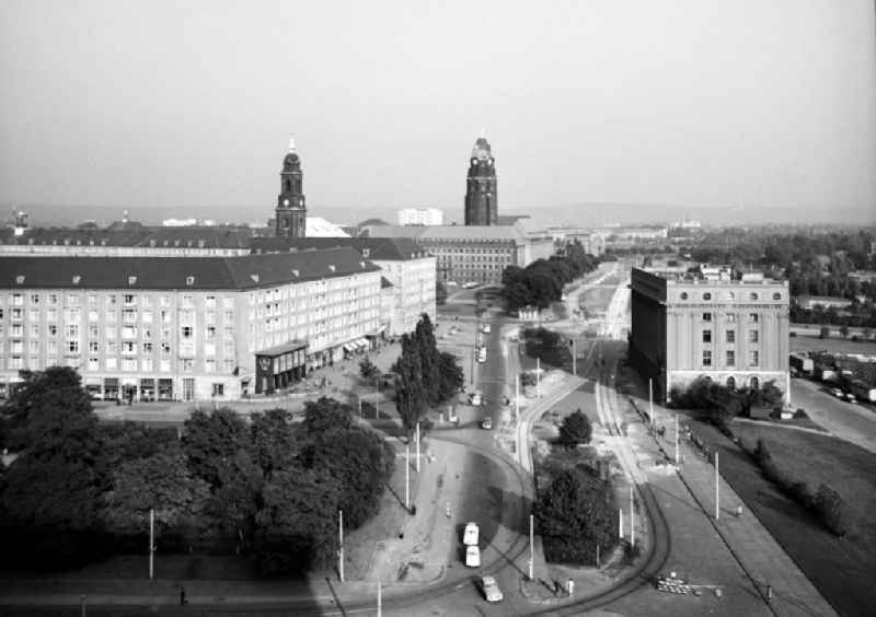 Blick über den Dippoldiswalder Platz in Richtung der Kreuzkirche (l) und des Neuen Rathauses (M), in der Dresdener Alstadt.
