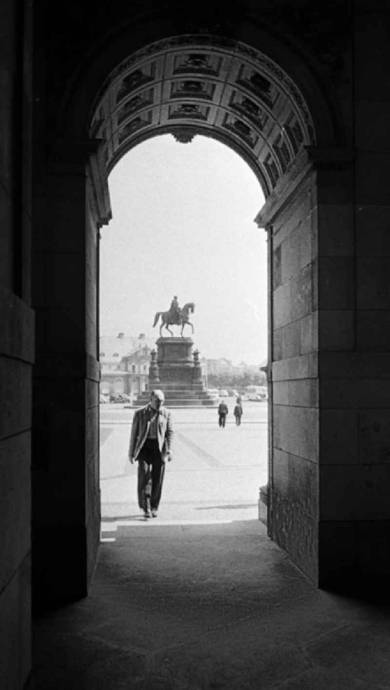 Blick durch einen Rundbogen des Zwingers in Dresden auf das Reiterstandbild König Johanns. Bereits nach dem Ende des Zweiten Weltkrieges war der Wiederaufbau des im Krieg stark zerstörten Zwingers beschlossen worden. 1963 waren die äußeren Bauarbeiten beendet und die historische Fassade weitgehend wiederhergestellt.