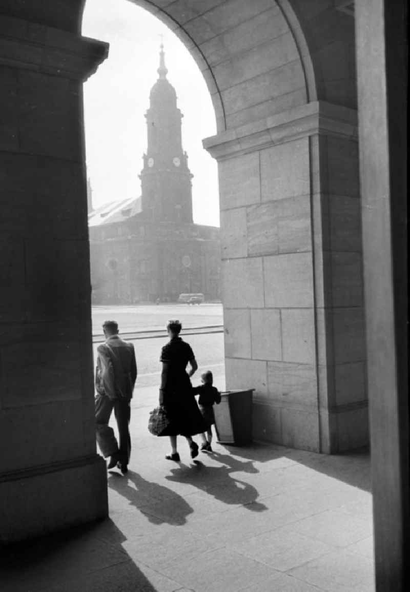 Blick vom Alten Markt auf die Kreuzkirche in Dresden. 1952 wurde am Altmarkt mit dem Aufbau des neuen Zentrums begonnen. Der Wiederaufbau der Kreuzkirche erfolgte von 195