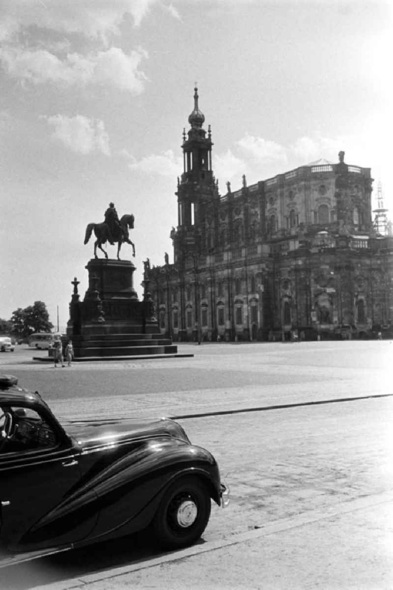 Blick auf die Hofkirche am Theaterplatz in Dresden, davor das Reiterstandbild König Johanns. Im Zweiten Weltkrieg stark zerstört, dauerte der Wiederaufbau des historischen Bauwerks bis 1963. Ein Jahr später wurde die Hofkirche zur Kon-Kathedrale erhoben.