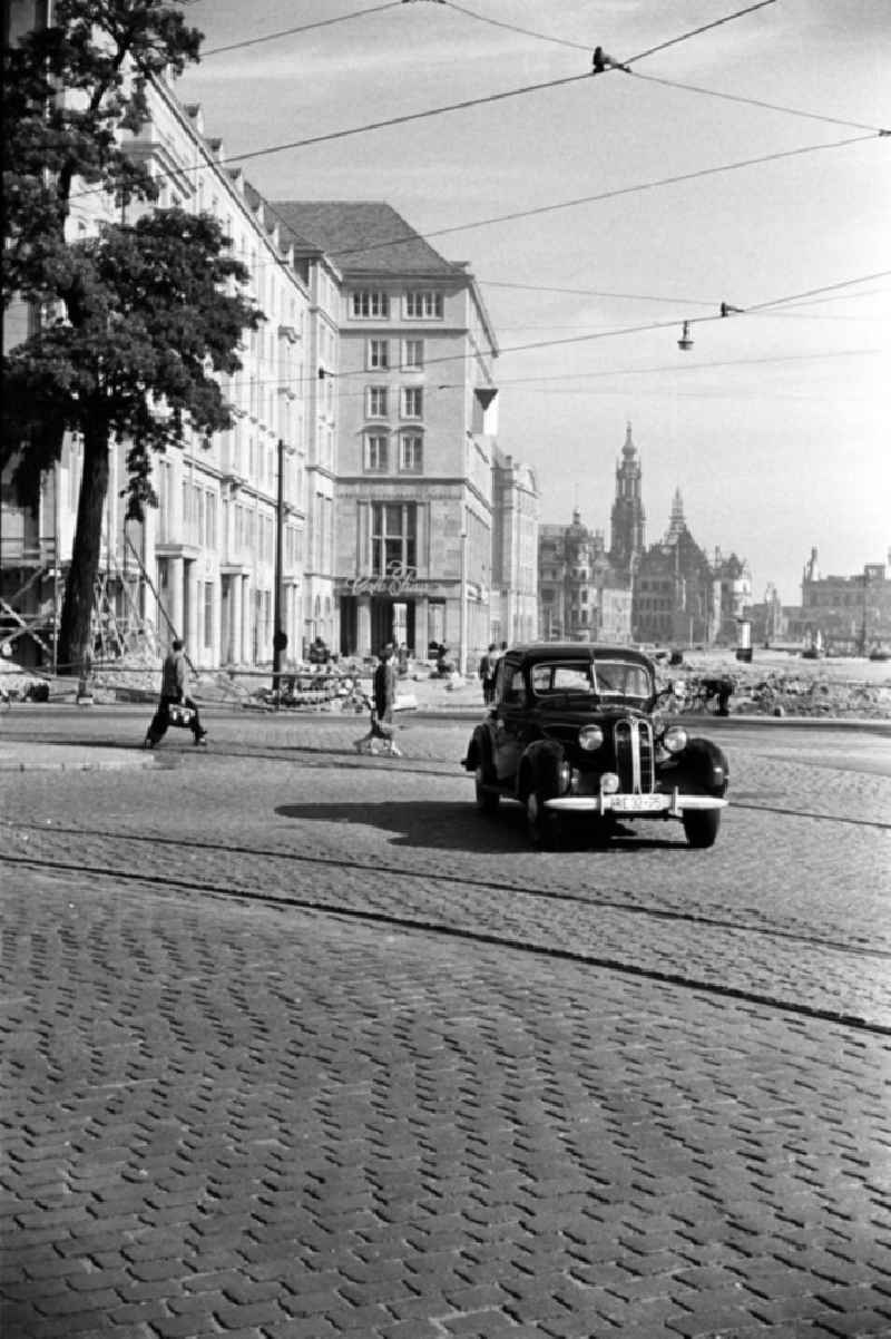Blick auf den Alten Markt in Dresden. 1952 wurde am Altmarkt mit dem Aufbau des neuen Zentrums begonnen. Neben Ladenflächen und Wohnungen erhielt hier auch das in der DDR beliebte Café Prag sein zu Hause. Im Hintergrund die Ruinen des Dresdner Schlosses und der Hofkirche.