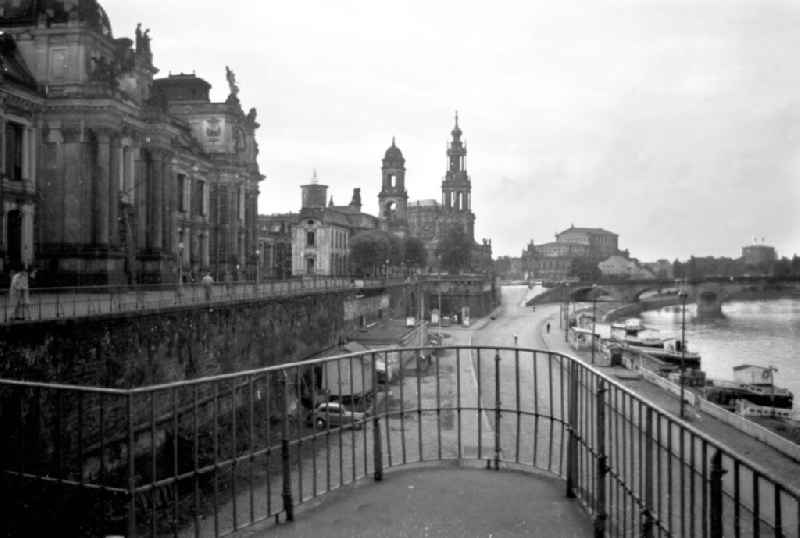Blick auf die Brühlsche Terrasse in Dresden und die historische Altstadt mit Hofkirche und Semperoper im Hintergrund. [Bestmögliche Bildqualität nach Vorlage]