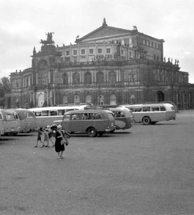 Touristen besichtigen die Semperoper in Dresden, aufgenommen 1957. Im Zweiten Weltkrieg stark beschädigt, begannen nach dessen Ende die Sicherungs- sowie Vorbereitungsarbeiten für den ab 1977 vorgenommenen Um- und Wiederaufbau des historischen Gebäudes. [Bestmögliche Bildqualität nach Vorlage]