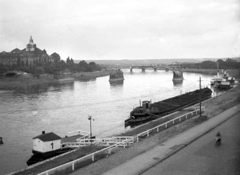 Nur die Brückenpfeiler erinnern noch an die einstige Carolabrücke in Dresden, im Hintergrund die sächsische Staatskanzlei. Einen Tag vor dem Ende des Zweiten Weltkrieges im Mai 1945 zerstört, erfolgte der Wiederaufbau der Brücke erst Ende der 6