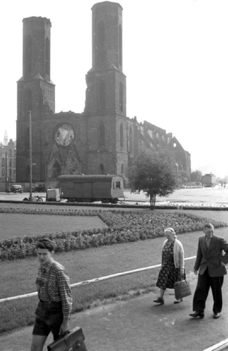 Blick auf die Ruine der Dresdner Sophienkirche. Während der Luftangriffe auf Dresden im Zweiten Weltkrieg 1945 stark beschädigt, wurde die Sophienkirche in der DDR nicht wieder aufgebaut und trotz zahlreicher Proteste 1962 abgerissen.