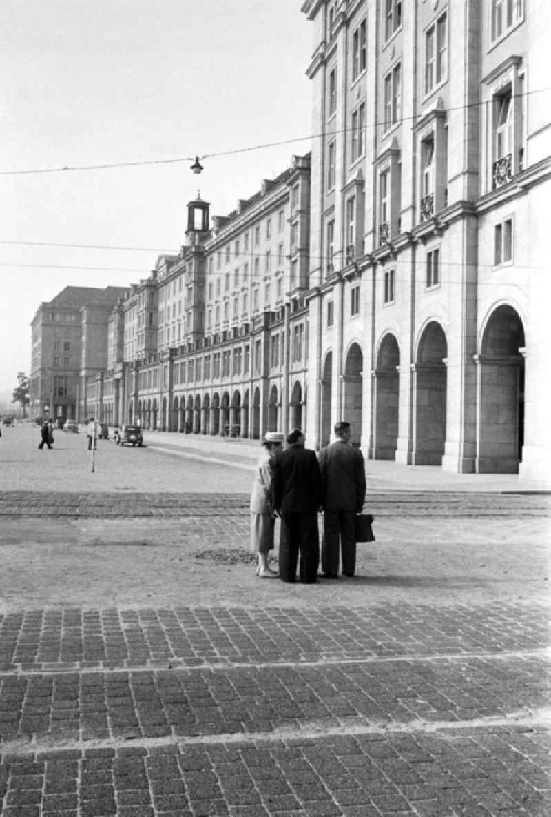 Blick auf den Alten Markt in Dresden. 1952 wurde am Altmarkt mit dem Aufbau des neuen Zentrums begonnen. Neben Ladenflächen und Wohnungen erhielt hier auch ein HO-Warenhaus sein zu Hause.