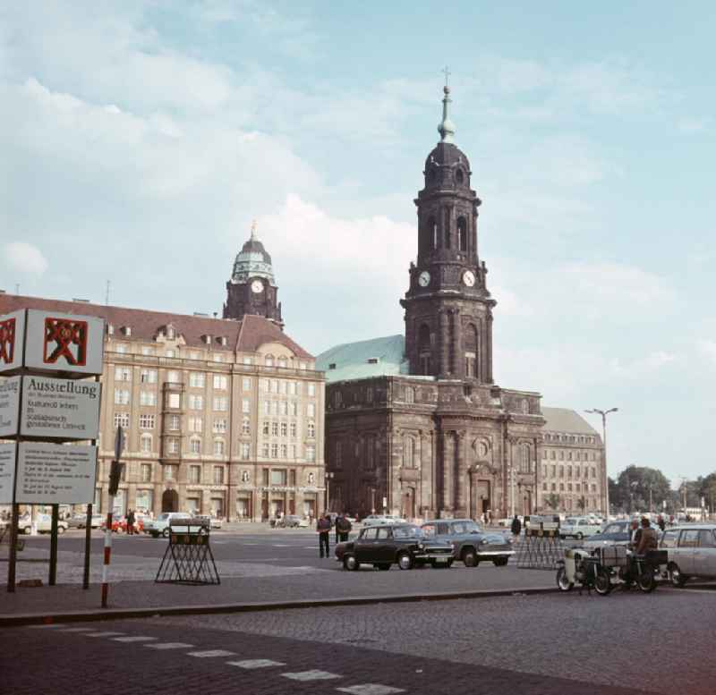 Blick auf den Dresdener Altmarkt mit der Kreuzkirche. Links eine Ankündigung für eine Ausstellung zum 2